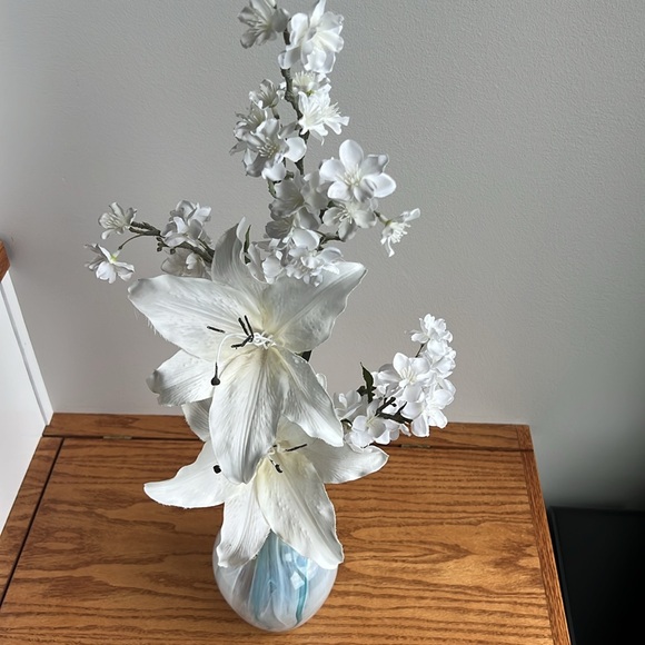 3 piece floral arrangement, vase, faux lily and cherry blossom stem. - Picture 2 of 9